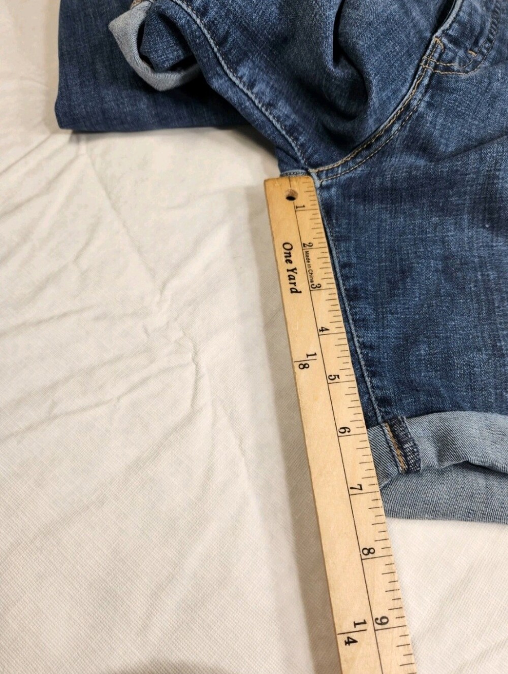 Levi's Shorts Womens plus Size 24W Mid Rise Distressed Cuffed Blue Denim NWT 03 - Picture 4 of 9